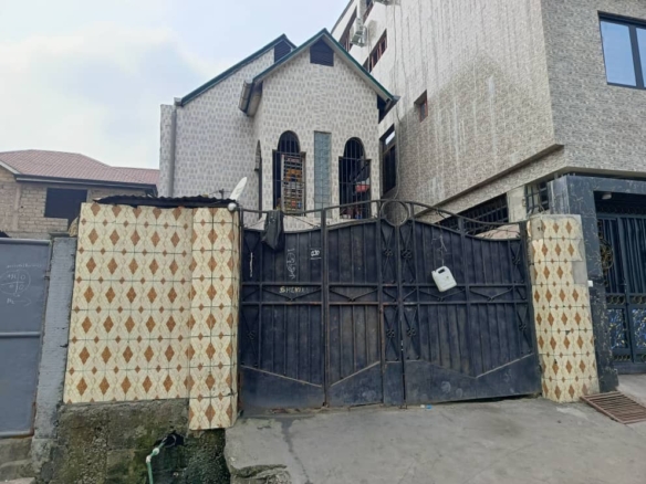 Vente d’une parcelle d'un niveau locatives à Ngiri-Ngiri 7 parcelle