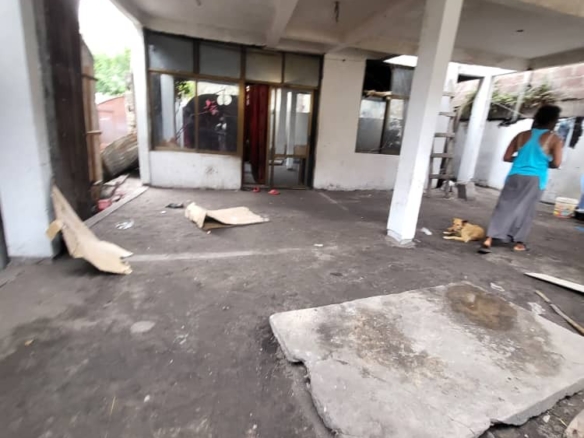 Parcelle en chantier de trois niveau de fondation à Limete 1ère Rue Funa 16 Parcelle
