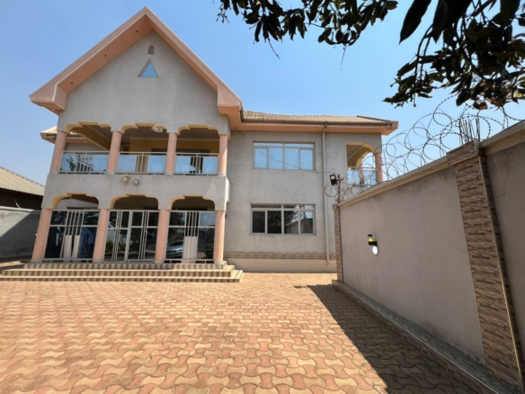 A LOUER UN APPARTEMENT DE 7 CHAMBRE DANS LA VILLE DE LUBUMBASHI 19 scaled IMG 20250902 WA0014