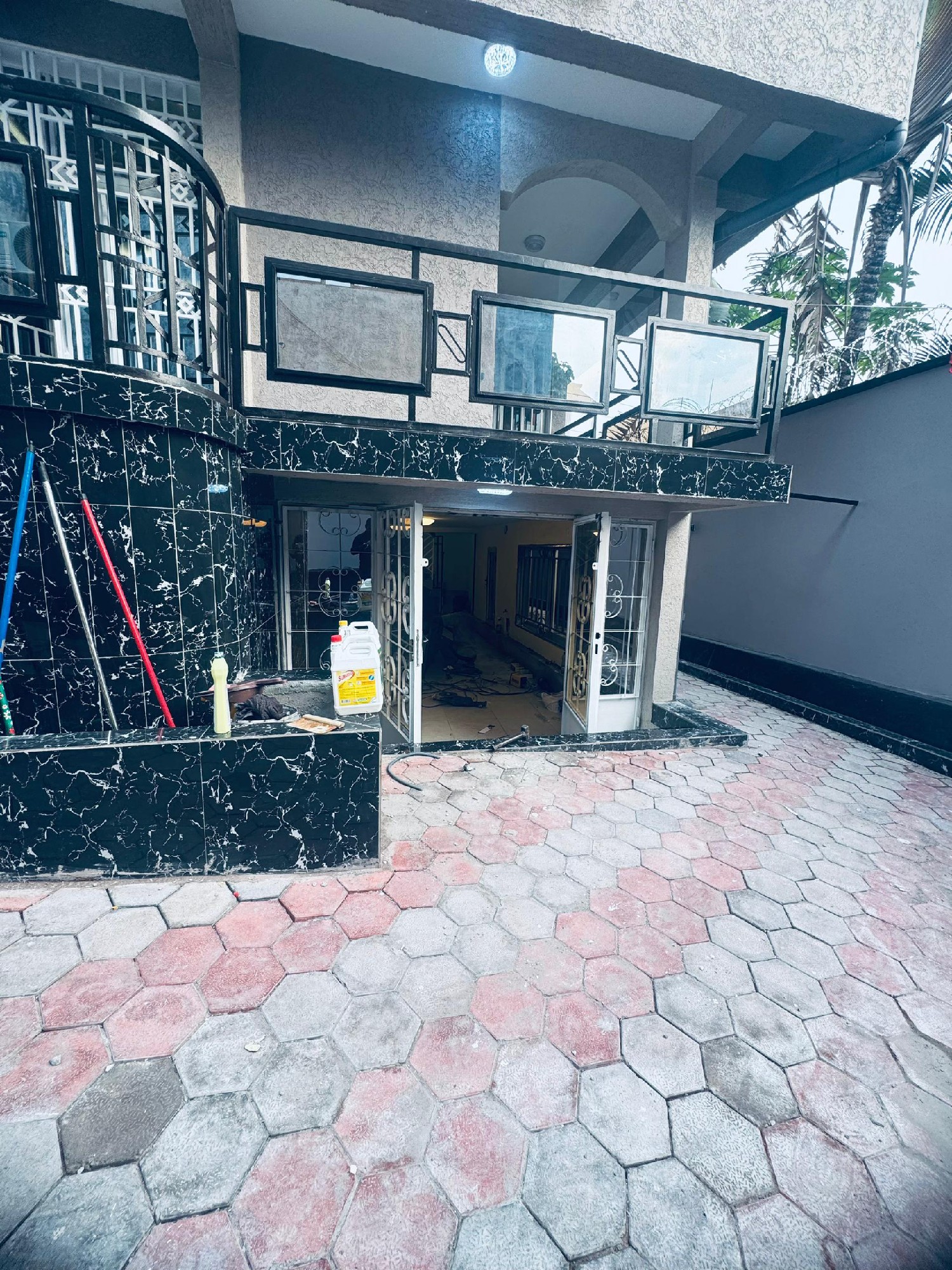 scaled_1001690989