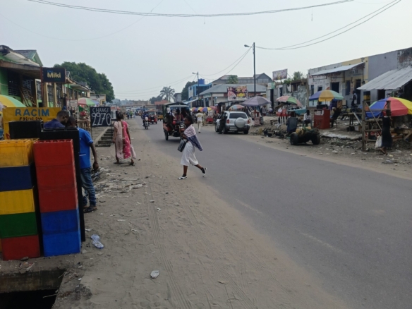 VENTE PARCELLE USAGE COMMERCIAL SUR MACADAM À TERRE JAUNE A N’SELE 15 PARCELLE