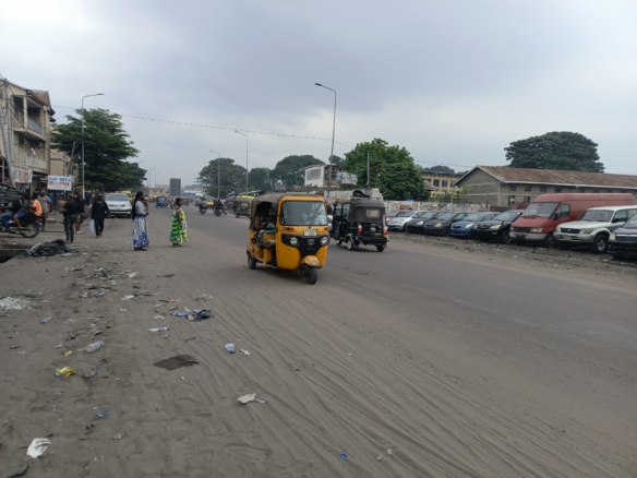Vente parcelle commerciale et locative à N’djili sur Boulevard Kimbuta 11 parcelle