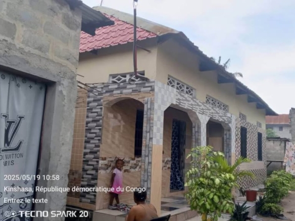 Vente d'une parcelle avec trois maisons locatives à N'sele - Terre jaune 3 scaled 1005745983