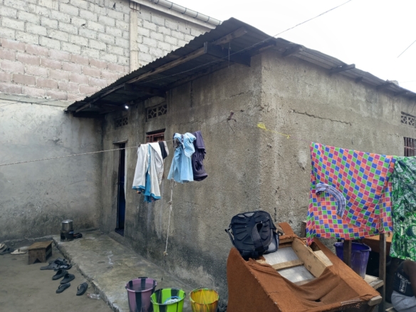 Parcelle en vente avec 4 portes de locataires et grand parking à N’djili Q6 7 Parcelle