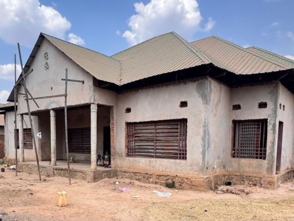 DEUX APPARTEMENTS INACHEVÉE A VENDRE VILLE DE LUBUMBASHI 24 APPARTEMENTS