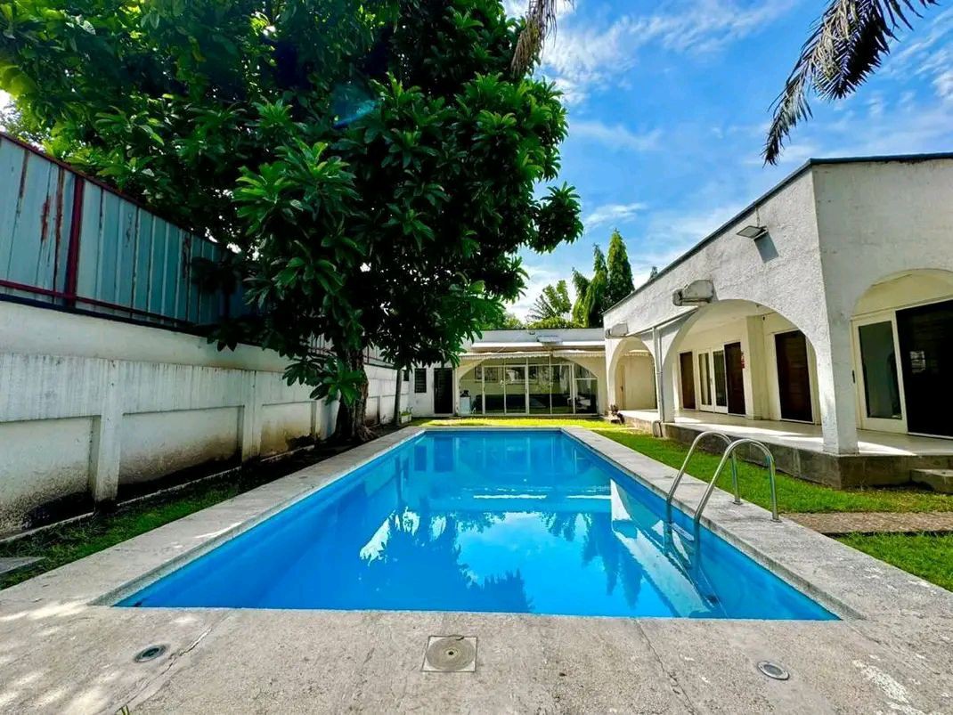 scaled_1001950328 Villa à Louer – Gombe, Kinshasa