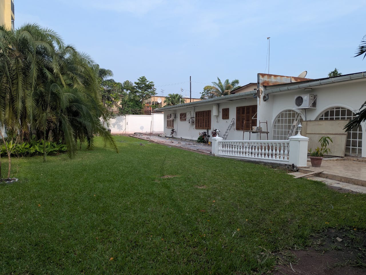 scaled_1001951970 Villa à Louer – Gombe, Kinshasa