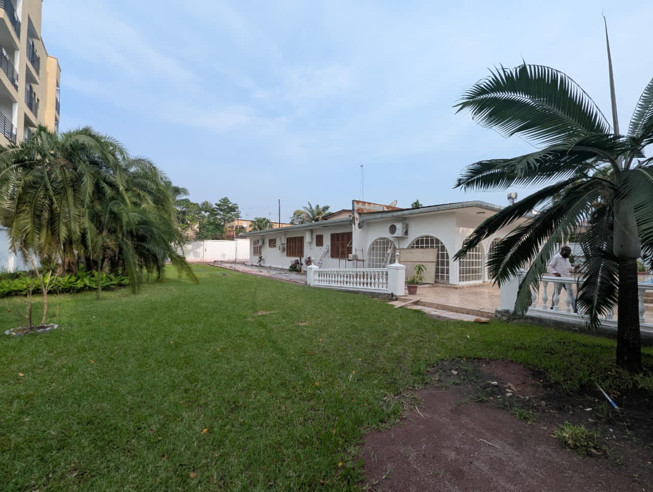 scaled_1001951985 Villa à Louer – Gombe, Kinshasa