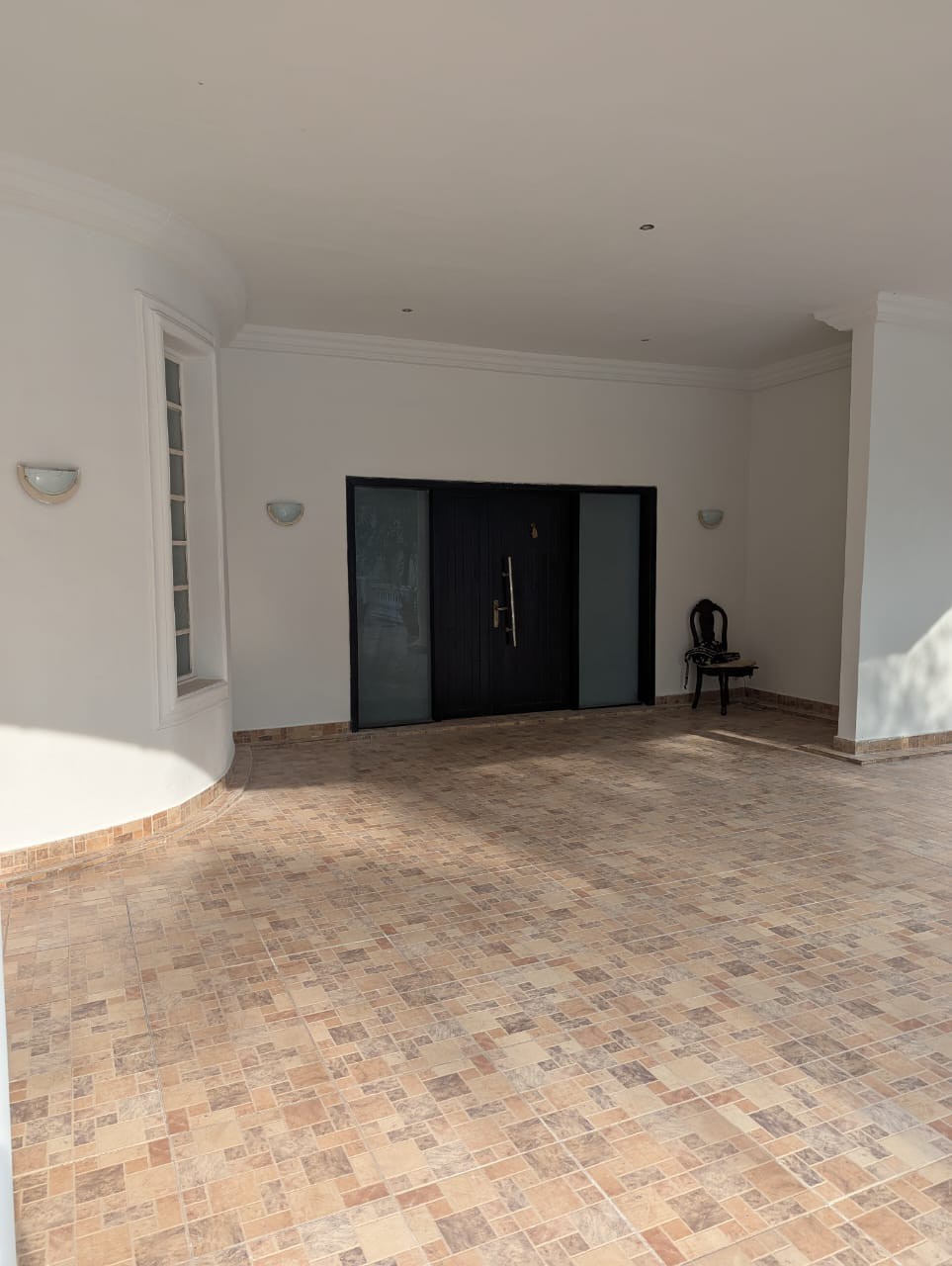 scaled_1001951991 Villa à Louer – Gombe, Kinshasa