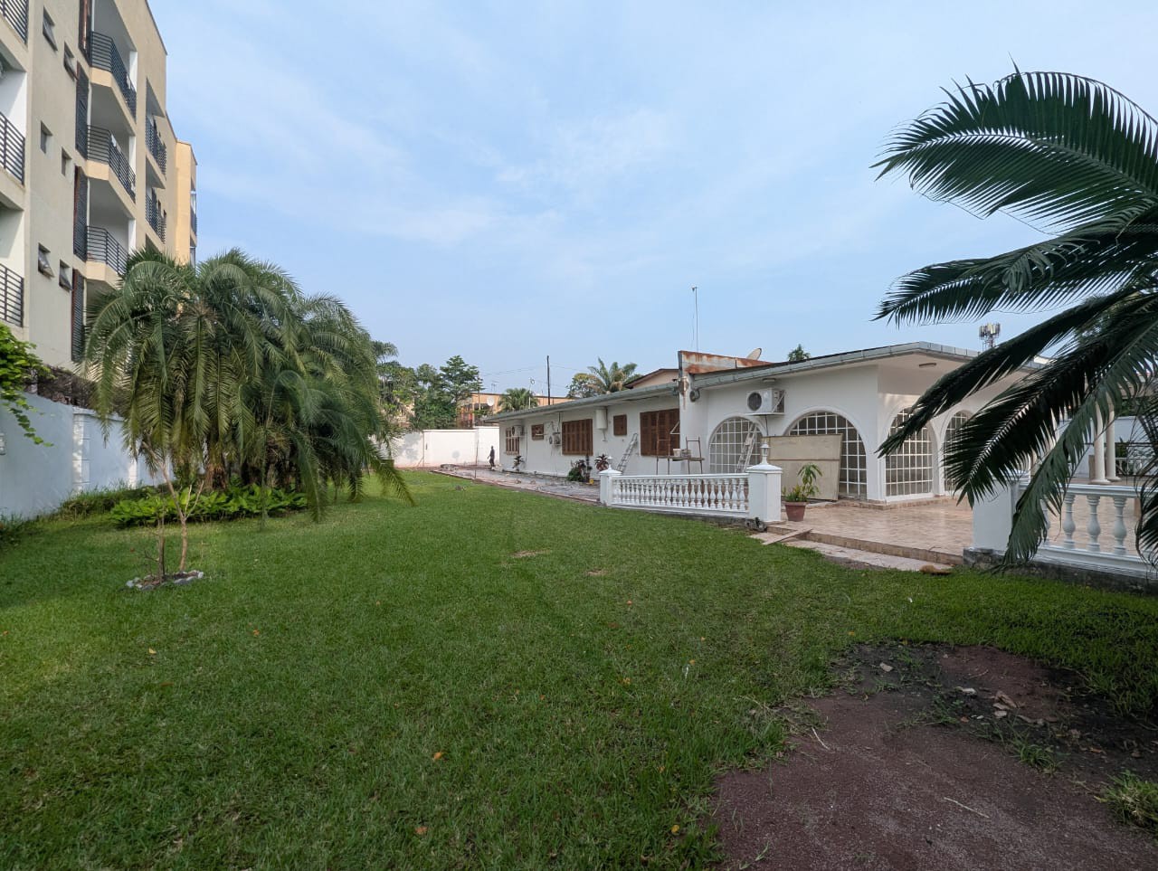 scaled_1001951994 Villa à Louer – Gombe, Kinshasa