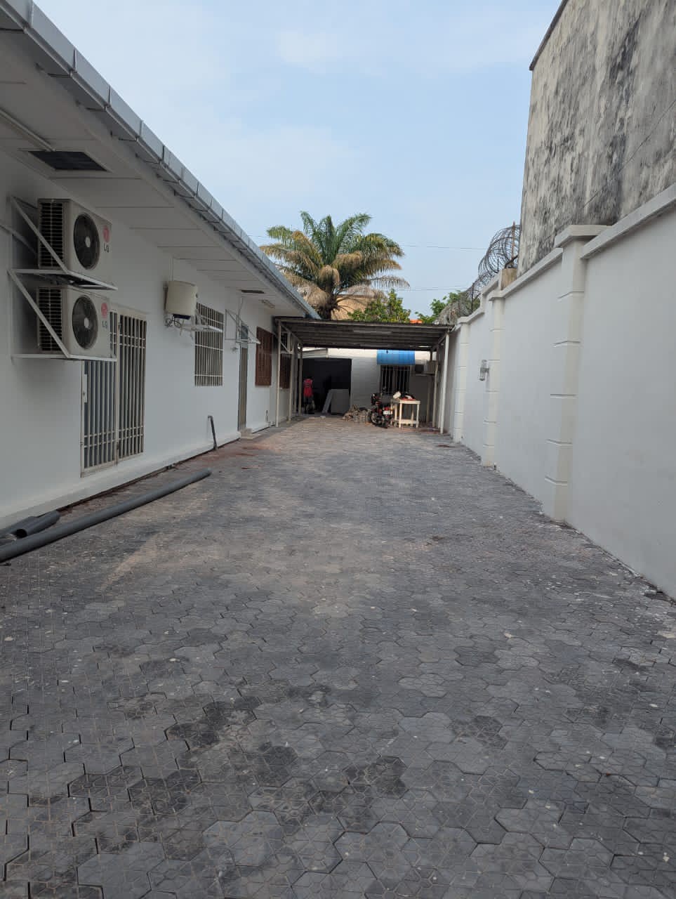 scaled_1001951997 Villa à Louer – Gombe, Kinshasa