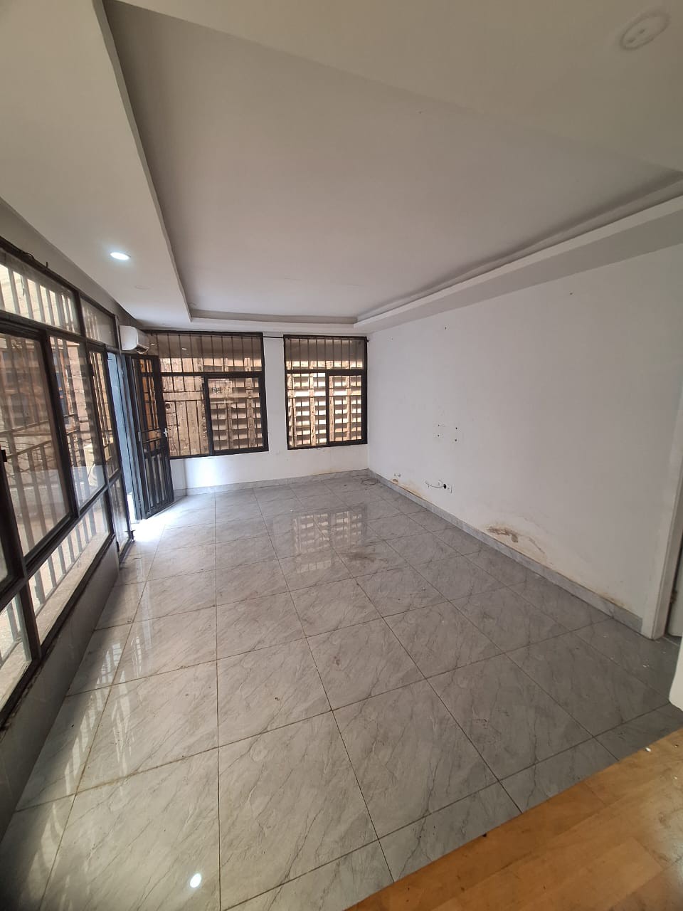 scaled_1005179830 Appartement à Louer – Lingwala, Kinshasa