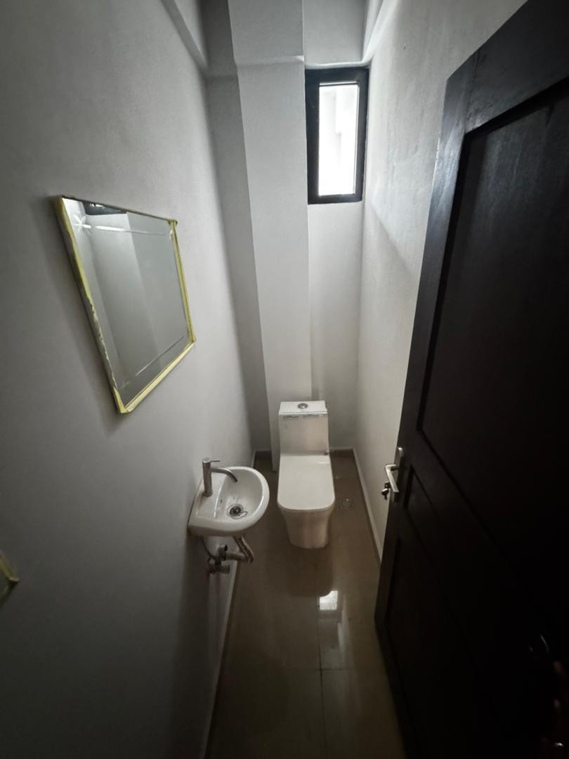 scaled_1000089143 Immeuble à Vendre – Kintambo, Kinshasa