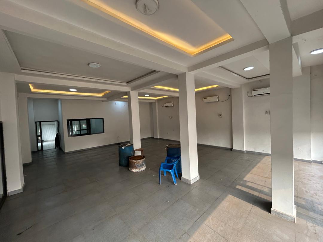 Maison Commerciale à Louer – Gombe, Kinshasa