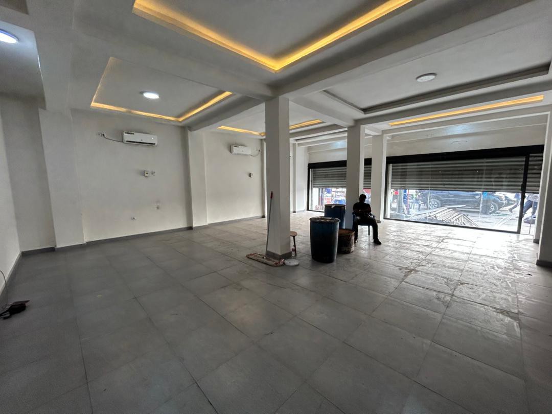 Maison Commerciale à Louer – Gombe, Kinshasa