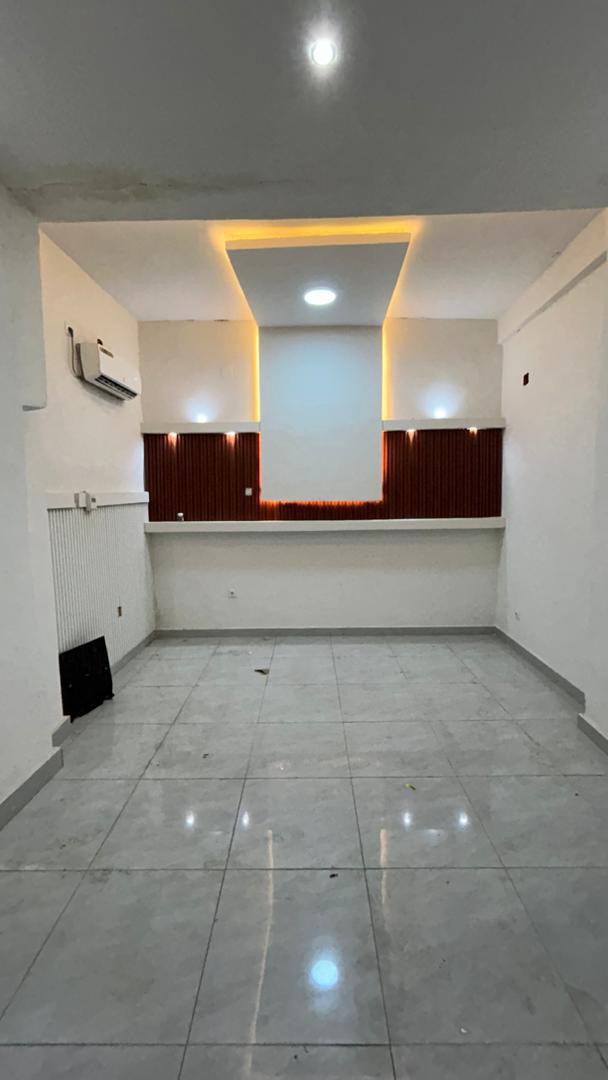 Maison Commerciale à Louer – Gombe, Kinshasa