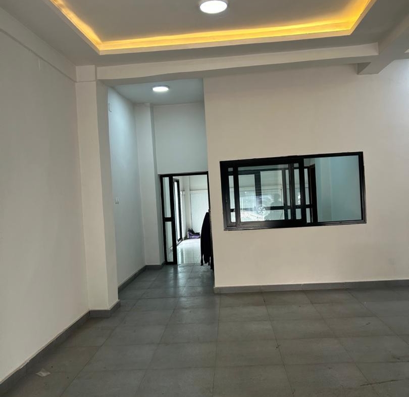 Maison Commerciale à Louer – Gombe, Kinshasa