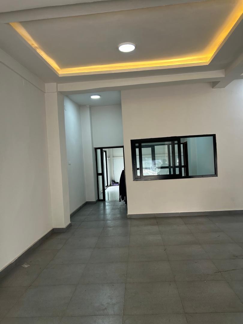 Maison Commerciale à Louer – Gombe, Kinshasa