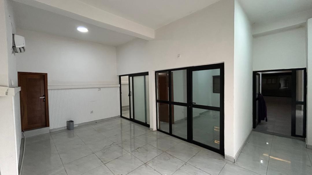 Maison Commerciale à Louer – Gombe, Kinshasa
