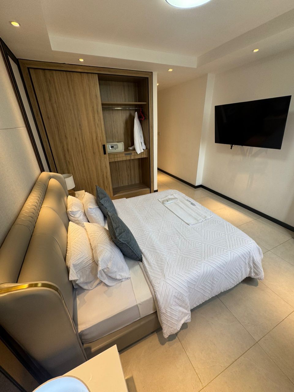 scaled_1000863883 Appartement Meublé à Louer – Gombe, Kinshasa