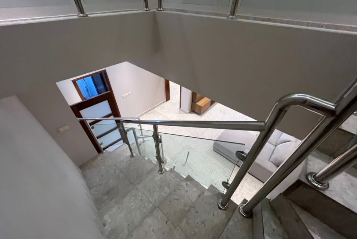 Duplex Meublé à Louer – Kintambo, Kinshasa
