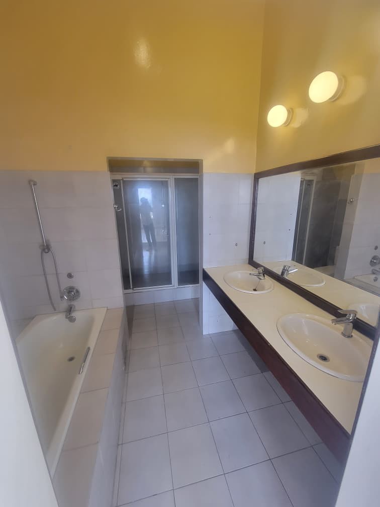 scaled_1001962328 Appartement à Vendre – Gombe, Kinshasa