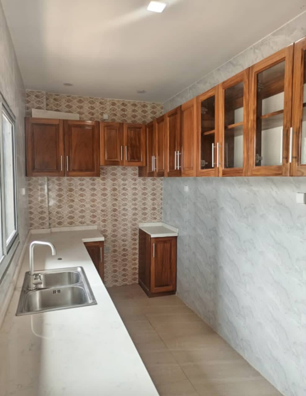 scaled_1001962386 Appartement à Louer – Gombe, Kinshasa