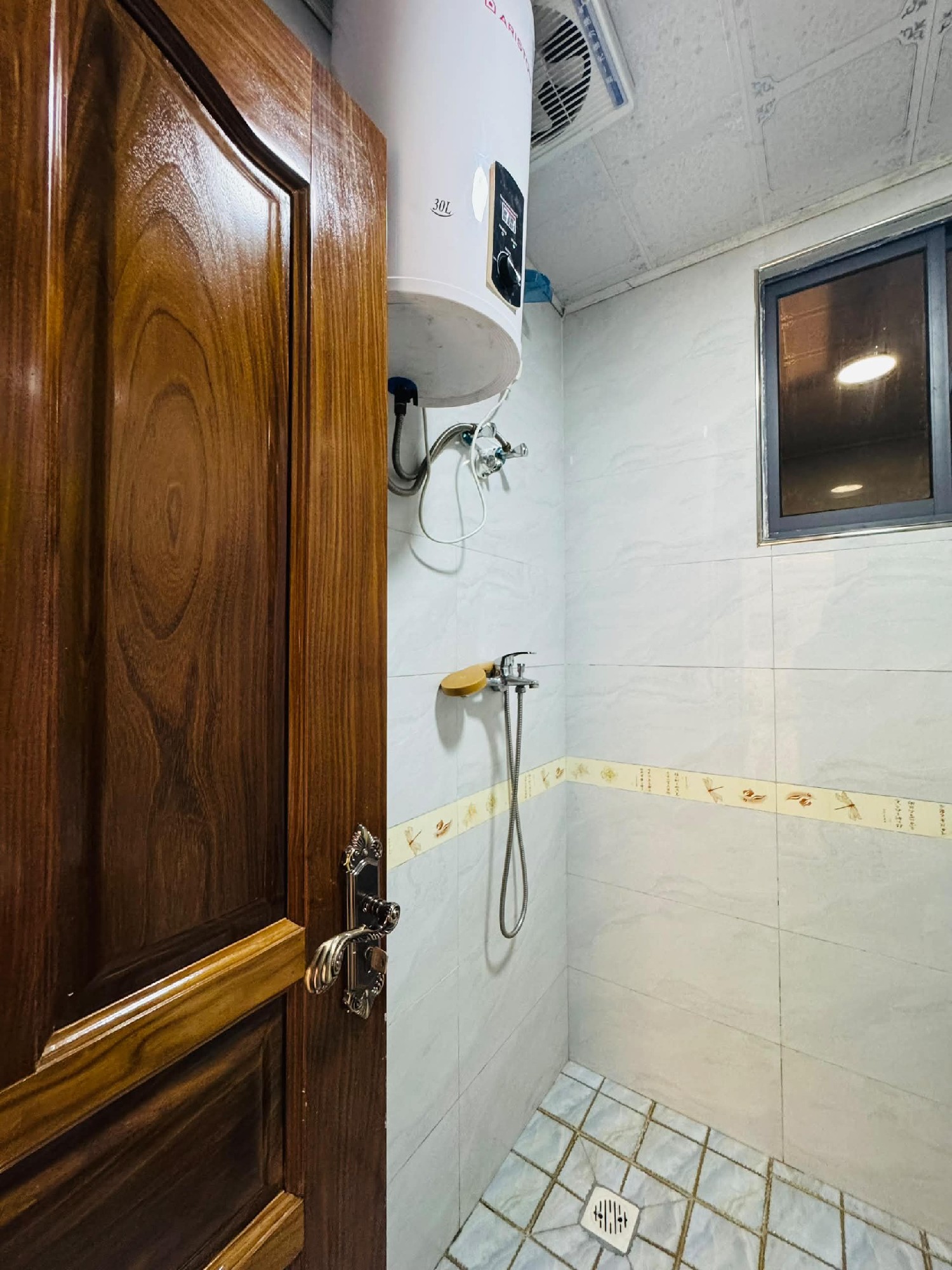 scaled_1001962651 Appartement Meublé à Louer – Gombe, Kinshasa