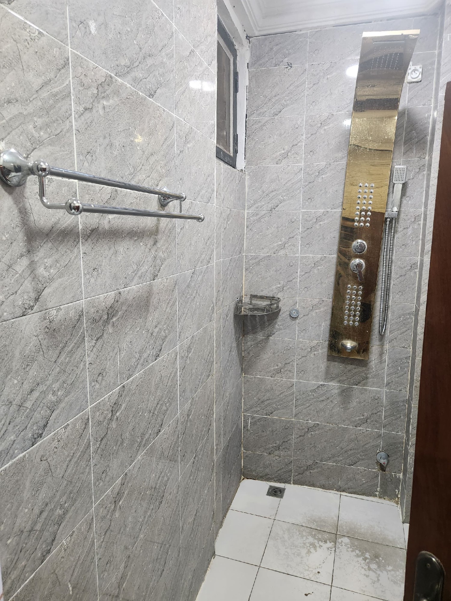scaled_1005425408 Appartement à Louer – Lingwala, Kinshasa