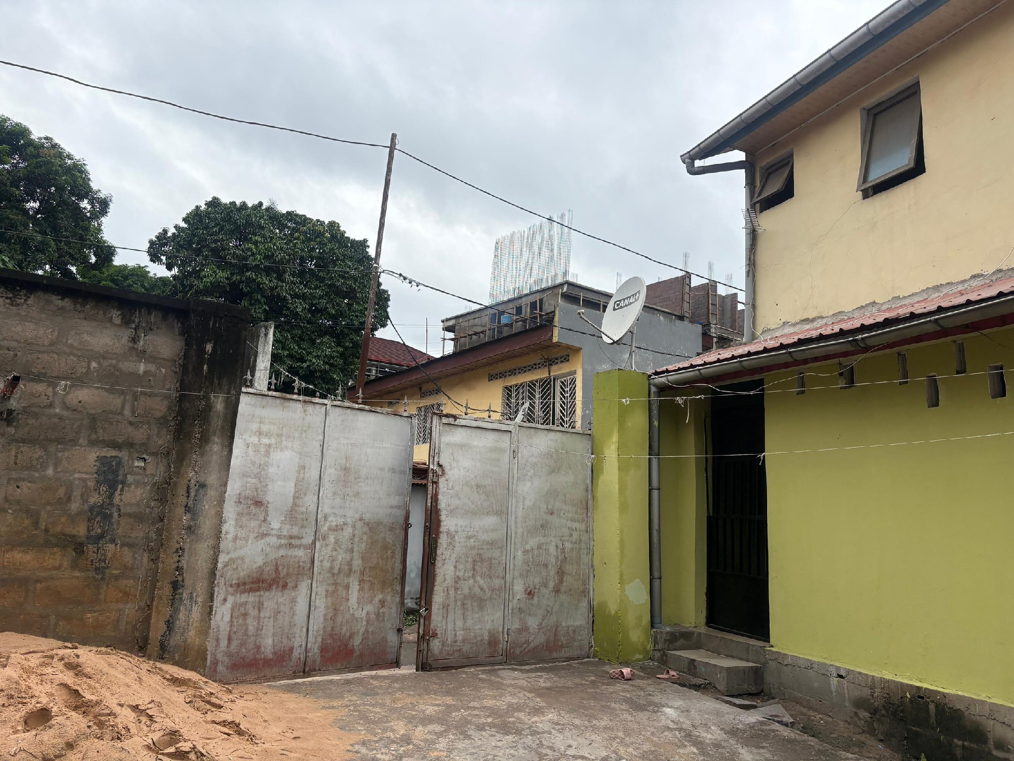scaled_1006528047 Immeuble à Vendre – Kintambo, Kinshasa