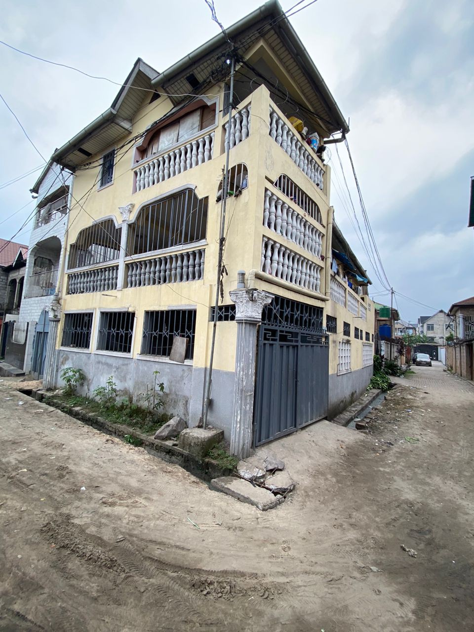 scaled_1007607307 Immeuble à Vendre – Limete, Kinshasa