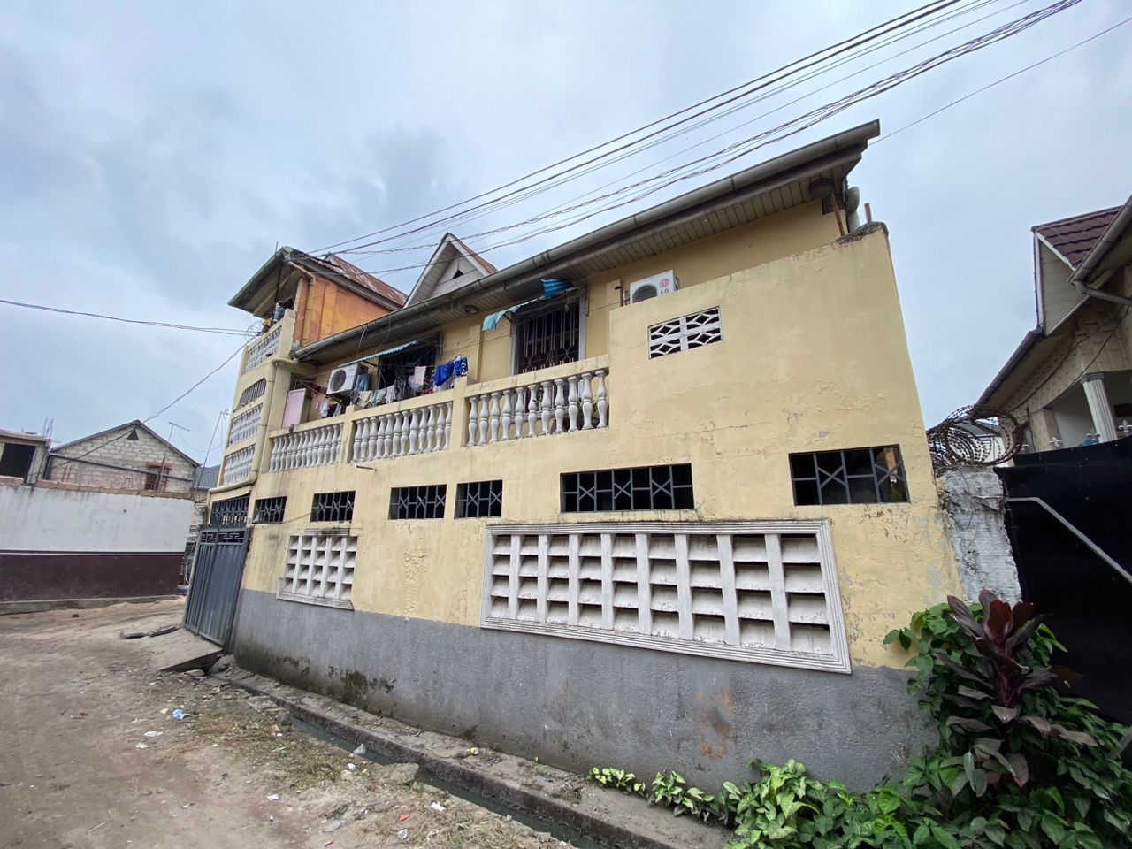 scaled_1007607310 Immeuble à Vendre – Limete, Kinshasa