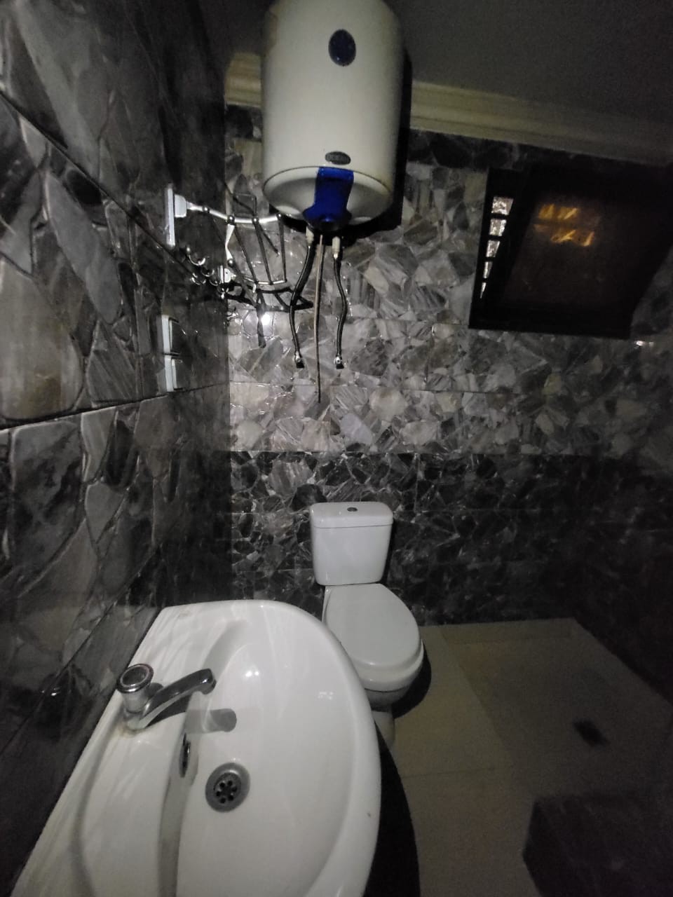 scaled_1000190131 Appartement mis en location dans la commune de kintambo proche de GB