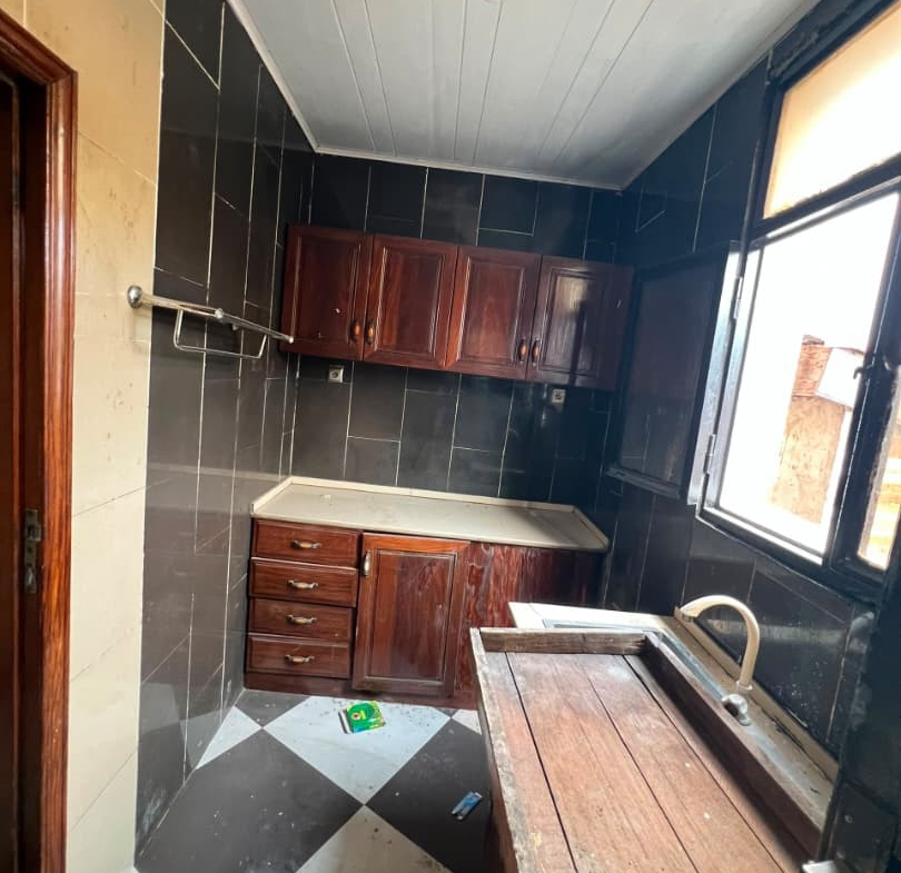 Appartement très propre au deuxième niveau mis en location dans la commune de kintambo