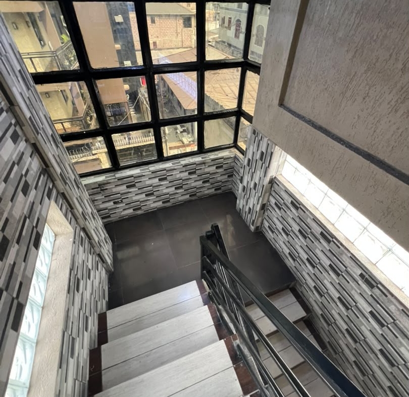 Appartement très propre au deuxième niveau mis en location dans la commune de kintambo