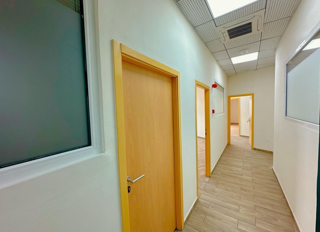 Location de plusieurs locaux, espace, type de bureau A et B à ngaliema
