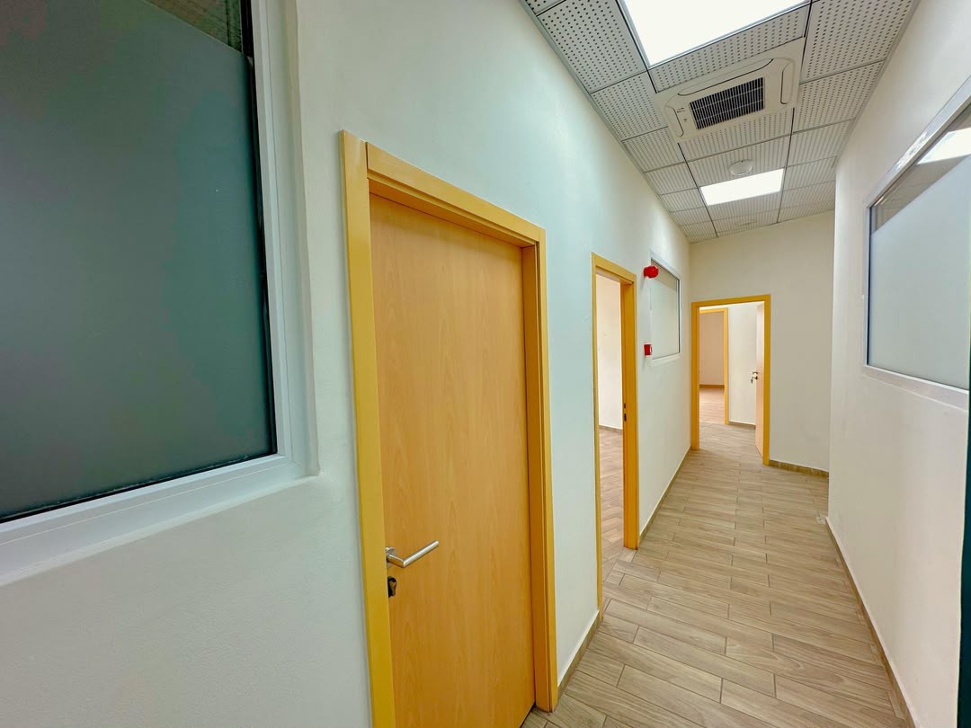 Location de plusieurs locaux, espace, type de bureau A et B à ngaliema