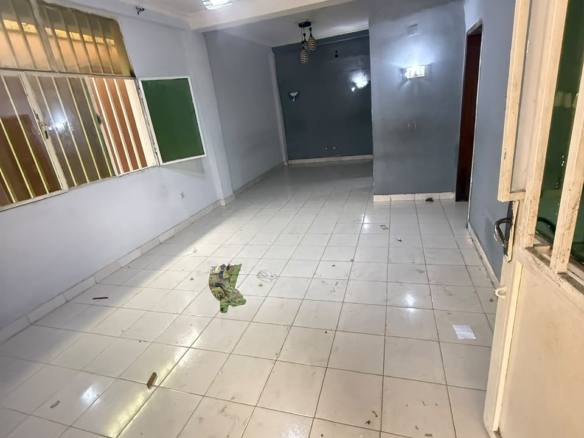 Appartement au rez-de-chaussée à louer à ngaliema ozone champ de tir