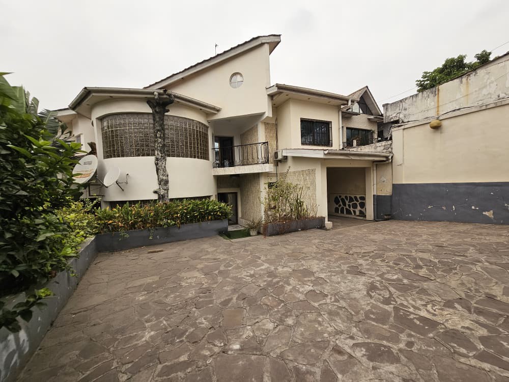 Toute la parcelle en location (DUPLEX) à ngaliema joli Parc