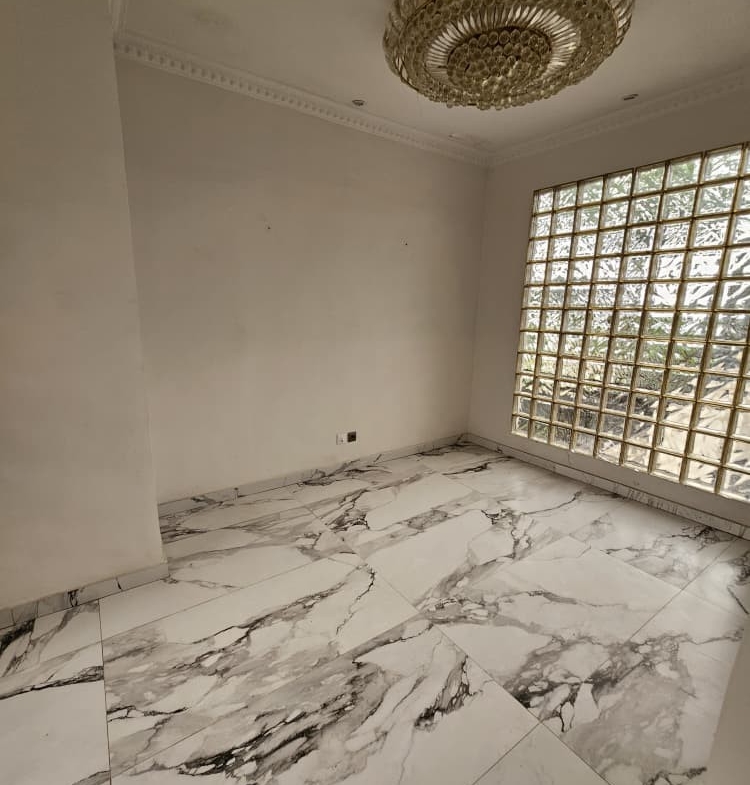 Toute la parcelle en location (DUPLEX) à ngaliema joli Parc