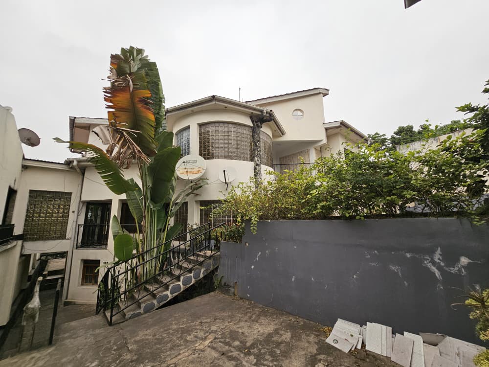 Toute la parcelle en location (DUPLEX) à ngaliema joli Parc