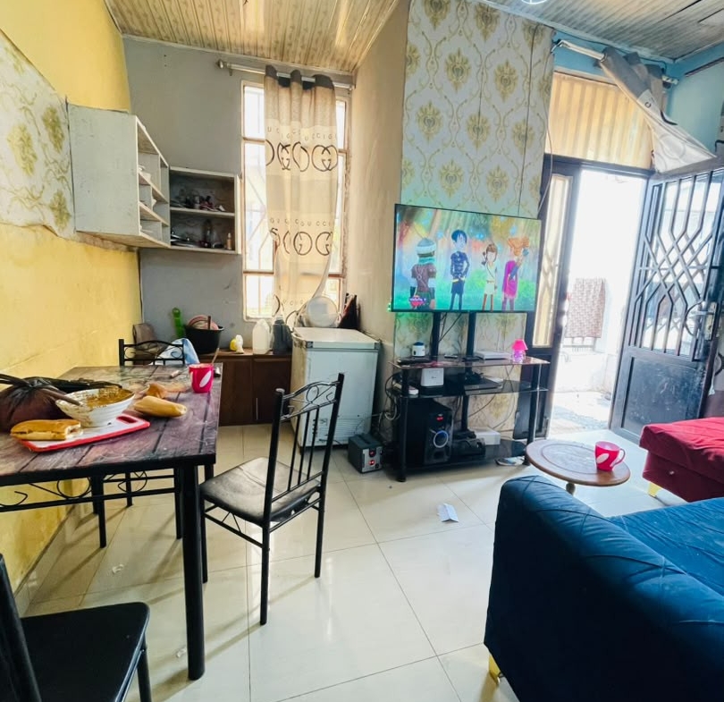 Appartement à louer au premier niveau à Mont ngafula mbudi, référence arrêt 6 portes
