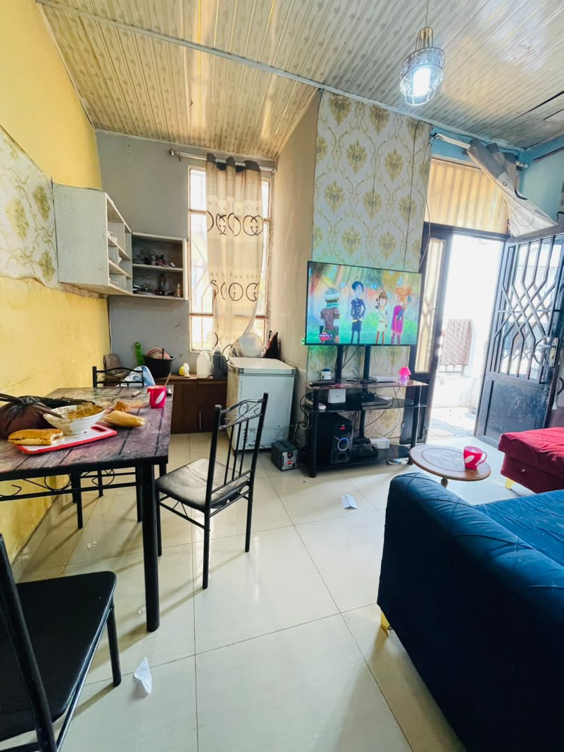 scaled_1000889992 Appartement à louer au premier niveau à Mont ngafula mbudi, référence arrêt 6 portes
