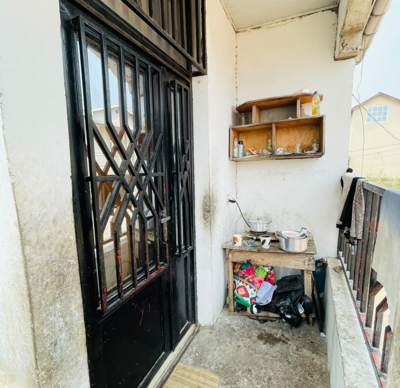 Appartement à louer au premier niveau à Mont ngafula mbudi, référence arrêt 6 portes