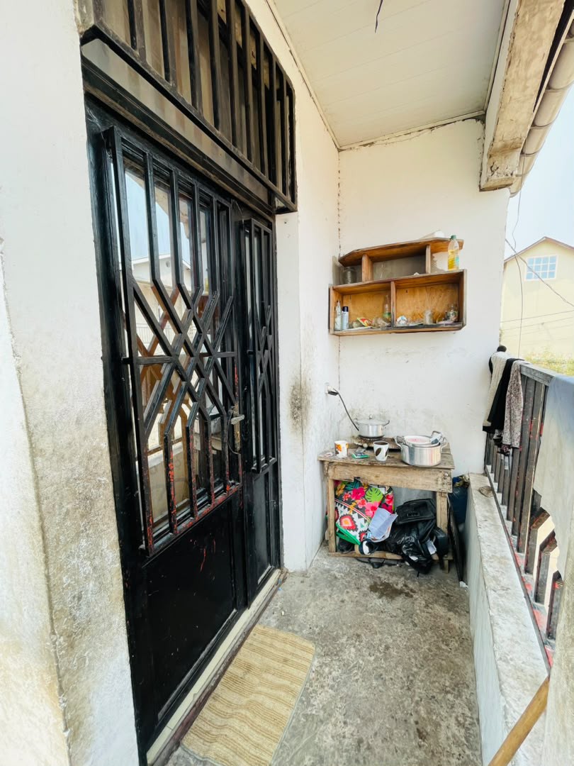 scaled_1000890075 Appartement à louer au premier niveau à Mont ngafula mbudi, référence arrêt 6 portes