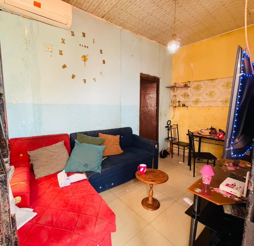 Appartement à louer au premier niveau à Mont ngafula mbudi, référence arrêt 6 portes