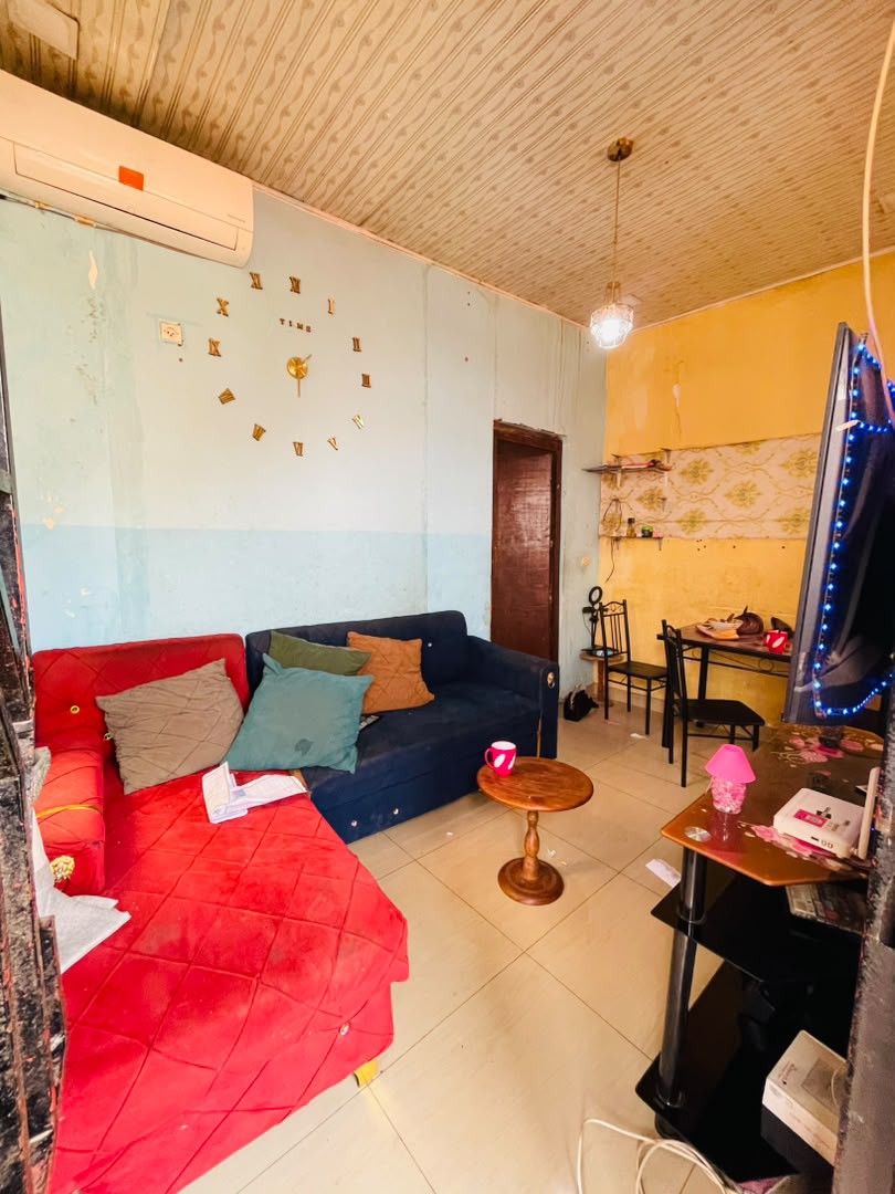scaled_1000890077 Appartement à louer au premier niveau à Mont ngafula mbudi, référence arrêt 6 portes