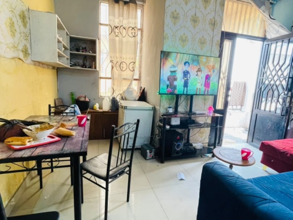 Appartement à louer au premier niveau à mont ngafula mbudi, référence arrêt 6 portes