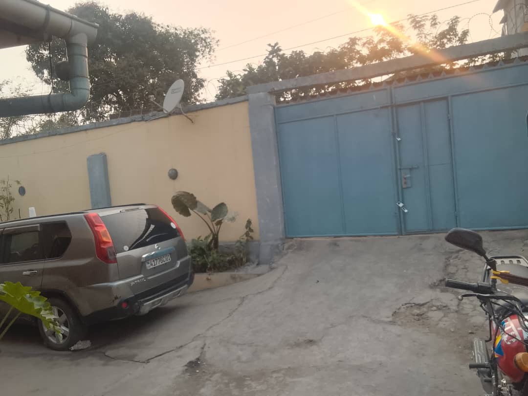Maison basse à louer à ngaliema, référence lubaki