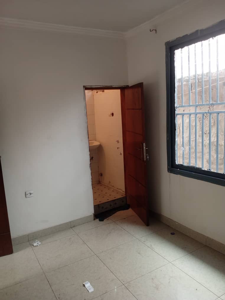 appartement à louer à ngaliema macampagne, référence Eglise kamanda